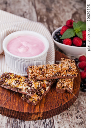 Muesli with fresh fruits and yogurt Muesli with fresh fruits and yogurt 20029398