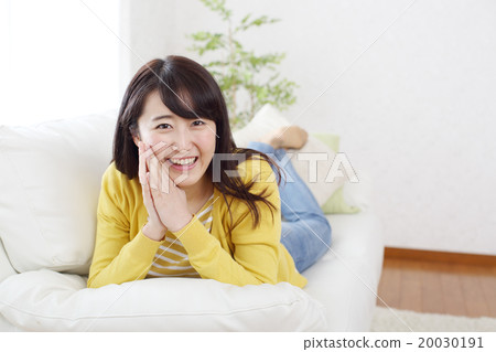 一個獨居的女人，在度假時放鬆 20030191