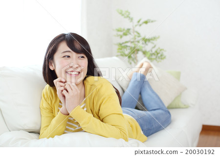 一個獨居的女人,在度假時放鬆 一個獨居的女人,在度假時放鬆 20030192