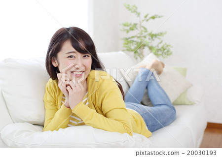 一個獨居的女人，在度假時放鬆 20030193