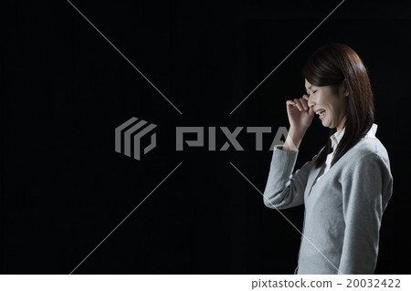 震驚的女士覆蓋哭泣的臉 震驚的女士覆蓋哭泣的臉 20032422