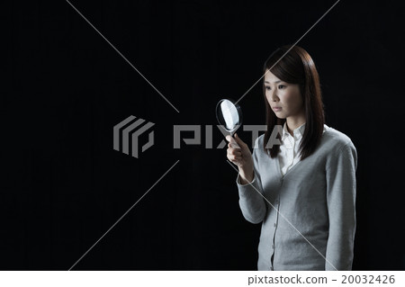看通過放大鏡的婦女 20032426