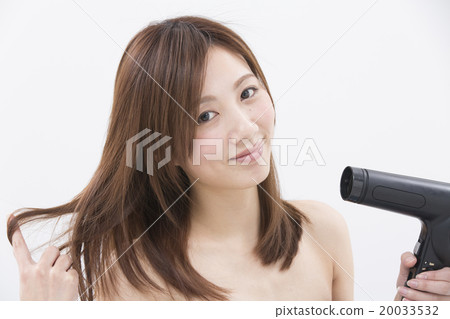 使用吹風機的女人 使用吹風機的女人 20033532