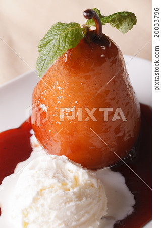 Pear poached in wine sauce with vanilla ice cream 20033796