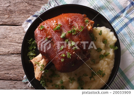baked shank and mashed potatoes closeup 20033909
