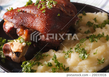Tasty pork shank and mashed potato closeup 20033916