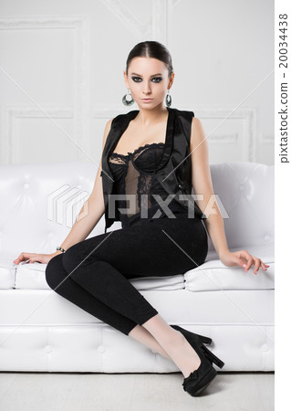 Attractive young woman Attractive young woman 20034438