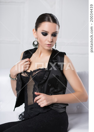 Portrait of pretty woman Portrait of pretty woman 20034439