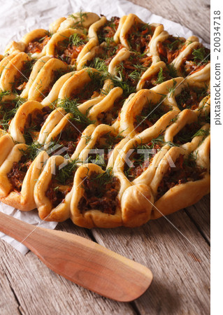 圖庫照片: beautiful pie with meat and vegetables close-up