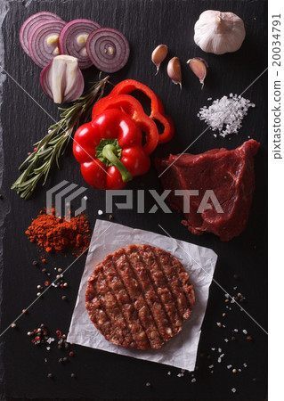 Raw beef Burger steak cutlets with ingredients 20034791