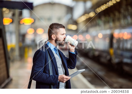 Businessman with smart phone 20034838