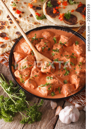 chicken tikka masala and naan flat bread close-up 20035659