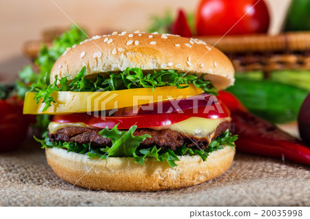 圖庫照片: hamburger with fresh vegetables on cutting board