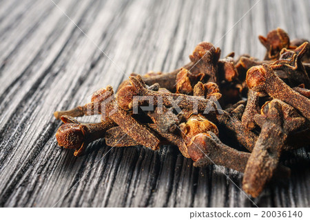 pile cloves on wood background 20036140