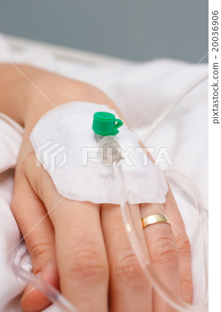 Close up of a iv drip in patient's hand 20036906