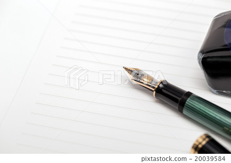 一支鋼筆、一些文具和周圍的景色。 一支鋼筆、一些文具和周圍的景色。 20039584