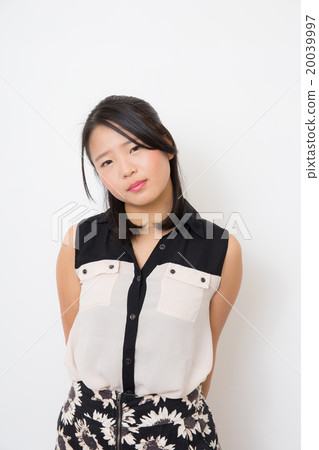 一個十幾歲的女人身體狀況不佳 一個十幾歲的女人身體狀況不佳 20039997