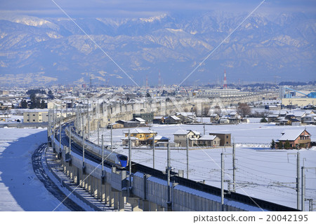 北陸新幹線貫穿立山山脈支持的雪域風光 20042195