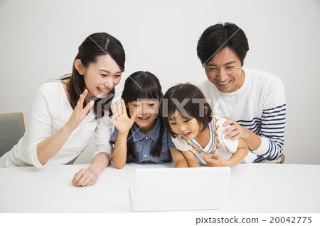 Family 4 people who operate Portrait PC 20042775