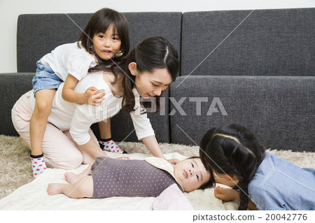 肖像母親和妹妹和寶寶 肖像母親和妹妹和寶寶 20042776