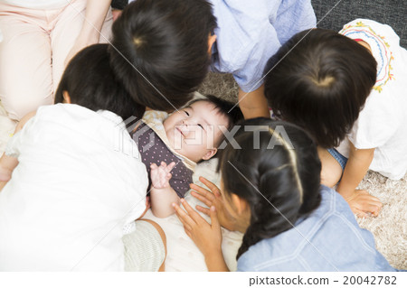 Portraits Children and mothers who baby 20042782