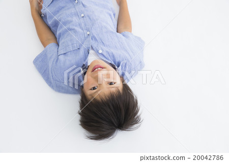 睡覺小學男孩的畫象 睡覺小學男孩的畫象 20042786