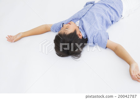睡覺小學男孩的畫象 睡覺小學男孩的畫象 20042787