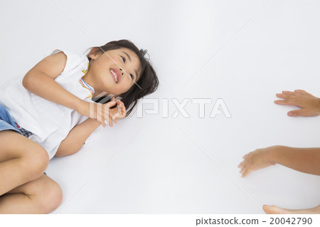 躺下5歲的女孩的畫象 20042790