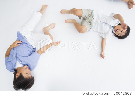 Portrait lying down brothers Portrait lying down brothers 20042808