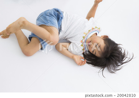 Portrait lying down 5 yr old girl 20042810