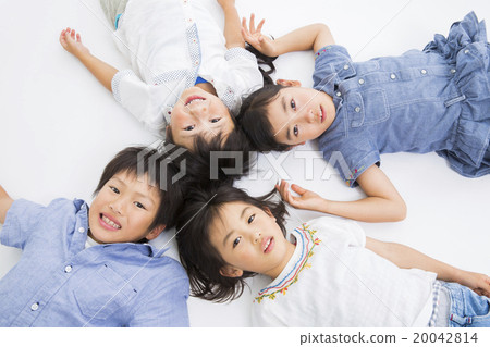 4 portraits children and men 20042814