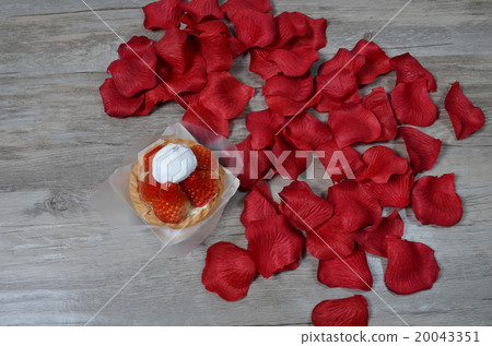 the Strawberry Cream Pie 20043351