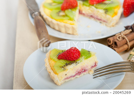 kiwi and strawberry pie tart 20045269