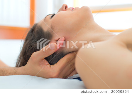 Therapist massaging the neck of woman 20050864