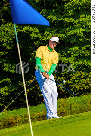 Man playing golf 20053085