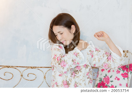 A woman with stiff shoulders 20053754