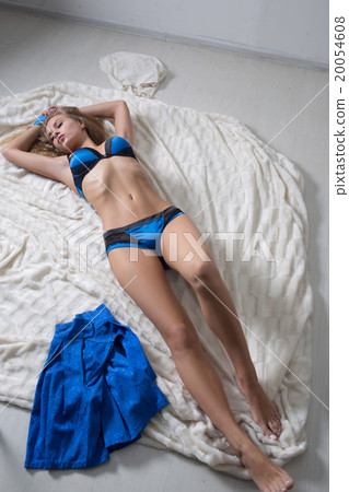 Hot naked blond with handcuffs Hot naked blond with handcuffs 20054608