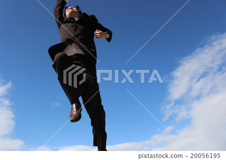跳躍的中間男性商人 20056195