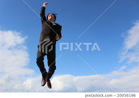 跳躍的中間男性商人 20056196