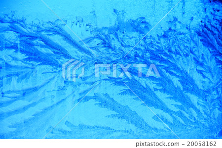 Icy  blue frosty ornate pattern of thin ice on the 20058162