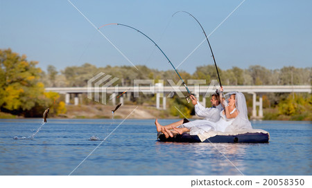 The bride and groom are fishing 20058350