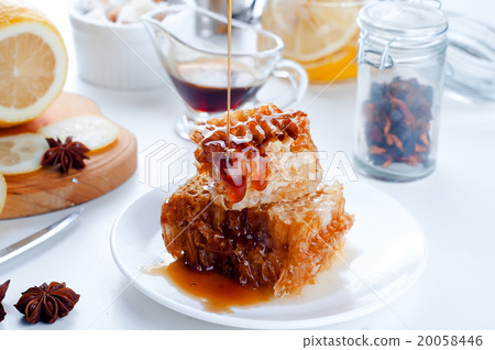 sweet honeycombs with lemon  20058446