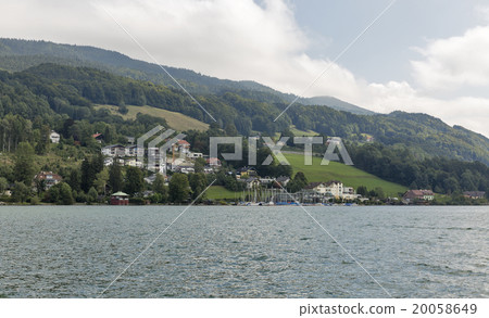 View over lake Mondsee in Austrian Alps 20058649