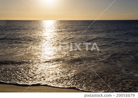 發光在早晨太陽的海 發光在早晨太陽的海 20058879