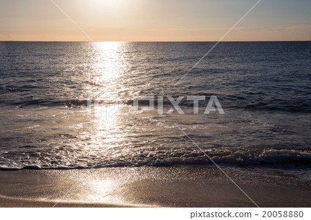 海在早晨點燃了 20058880