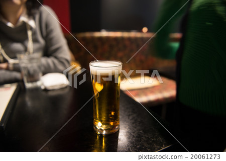在酒吧喝啤酒 在酒吧喝啤酒 20061273