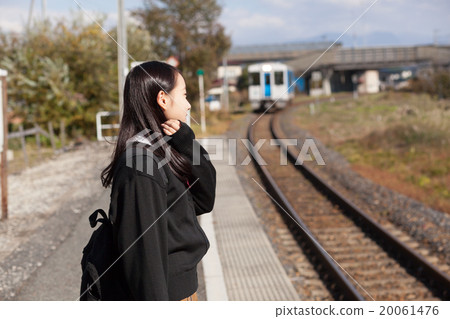 乘火車上學的漂亮女孩 乘火車上學的漂亮女孩 20061476