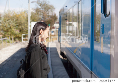 乘火車上學的漂亮女孩 乘火車上學的漂亮女孩 20061477