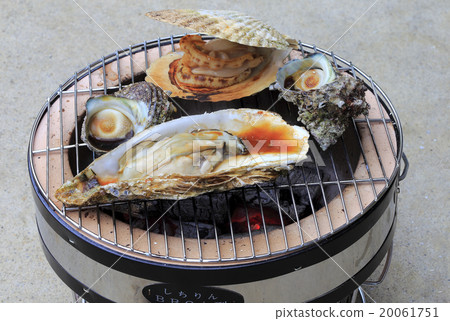 Charcoal grilling of shellfish 20061751