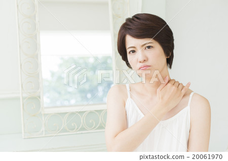 Beauty Image Young woman holding shoulder 20061970